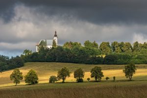Uhlířský vrch – překrásná přírodní památka, těžební lom i poutní místo